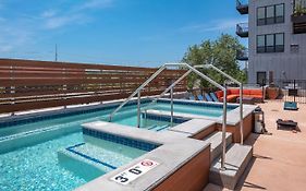 Large Downtown 2Br -Hot Tub-Downtown!